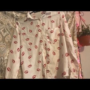 Super cute CBRL kisses 💋 button up blouse